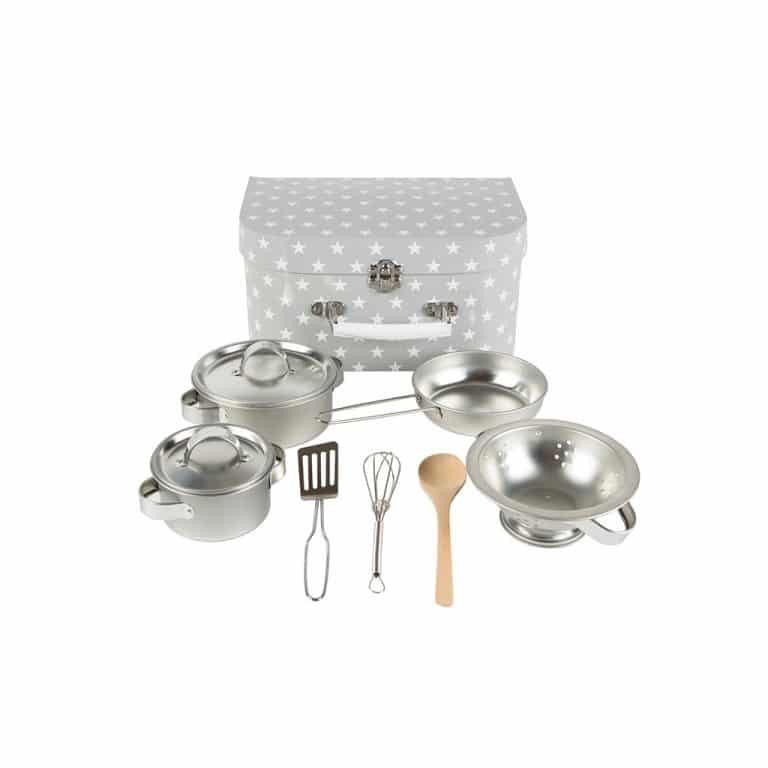 sass-and-belle_valisette-de-cuisine-6-casseroles-et-ustensiles-miniatures-gris-etoiles-blanches