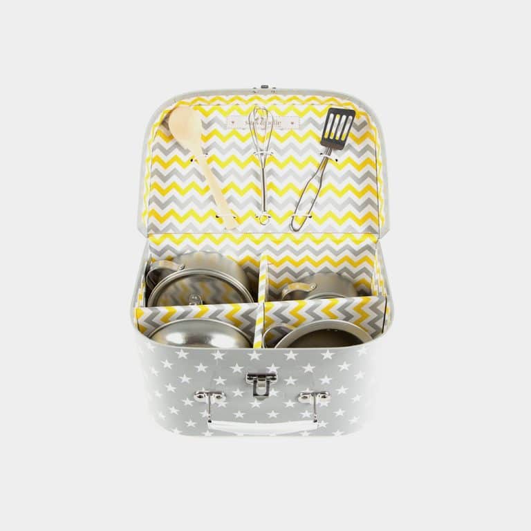 sass-and-belle_valisette-de-cuisine-6-casseroles-et-ustensiles-miniatures-gris-etoiles-blanches-detail
