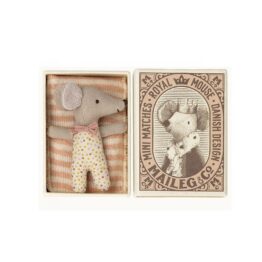 Une souris maileg dans sa boîte d'allumette