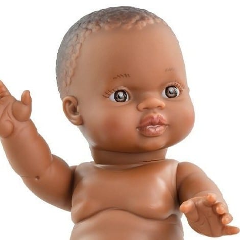 Poupée d'Afrique à la peau noir en gros plan sur fond blanc