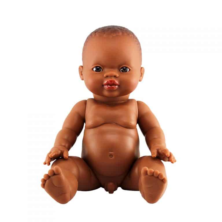 Poupée Paola Reina - Petit Garçon d'Afrique assis sur fond blanc