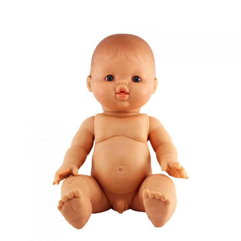 Petit garçcon d'Europe assis sur fond blanc