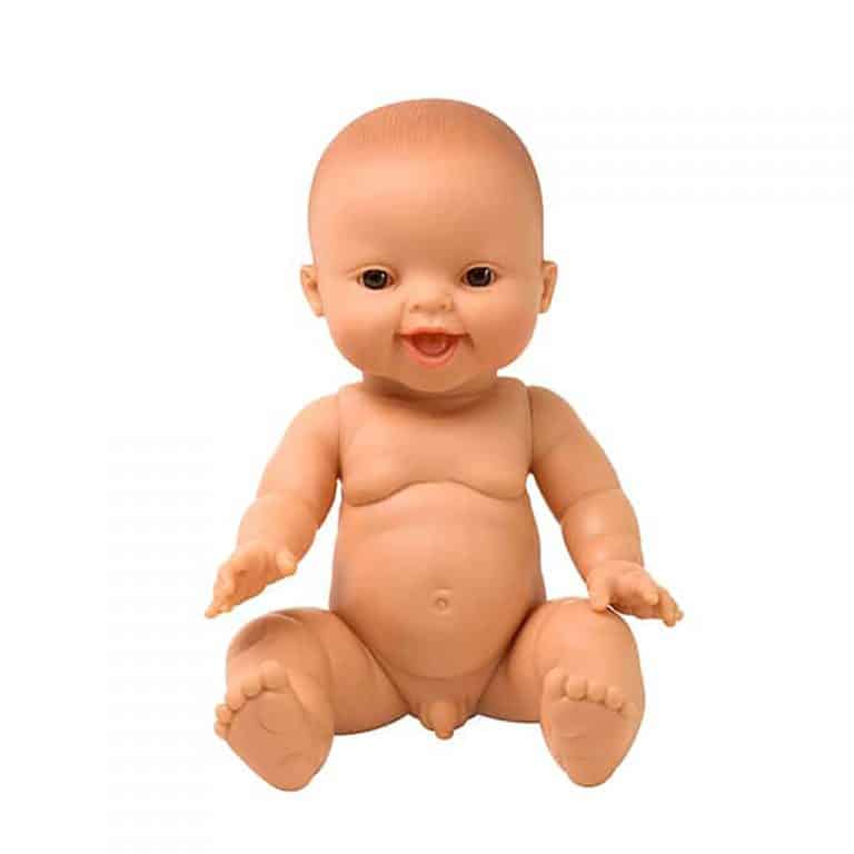 La poupée Nordique assis sur fond blanc de la marque Paola Reina