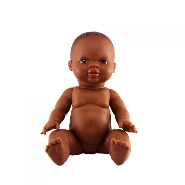 La poupée d'Afrique à la peau noir de face sur fond blanc
