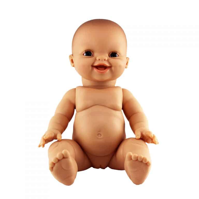 La poupée Nordique assis sur fond blanc de la marque de Paola Reina