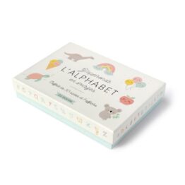 un coffret pour apprendre l'alphabet, vue de face sur fond blanc