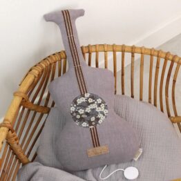 Une guitare musicale de barnabé aime le café