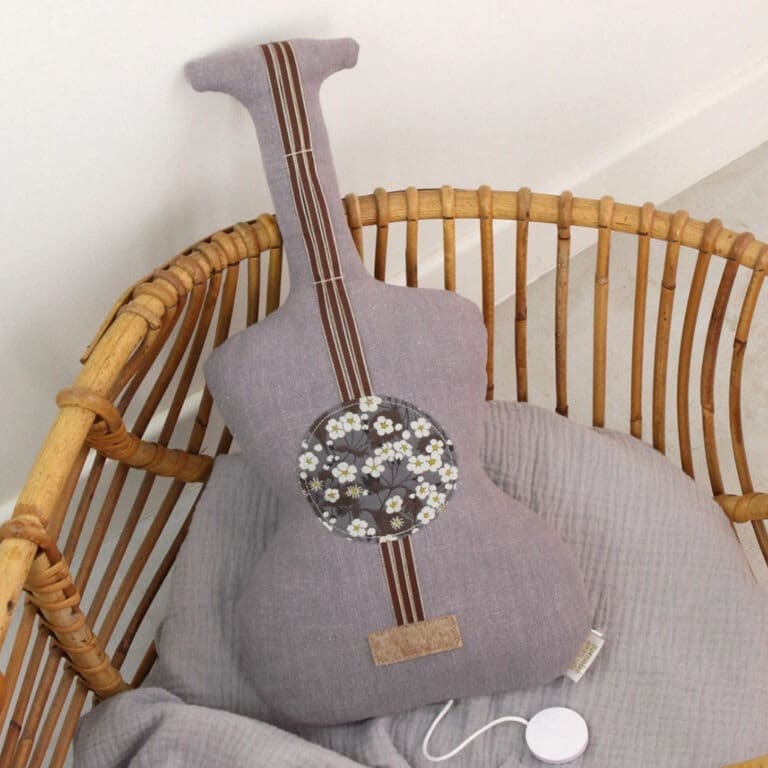 Une guitare musicale de barnabé aime le café