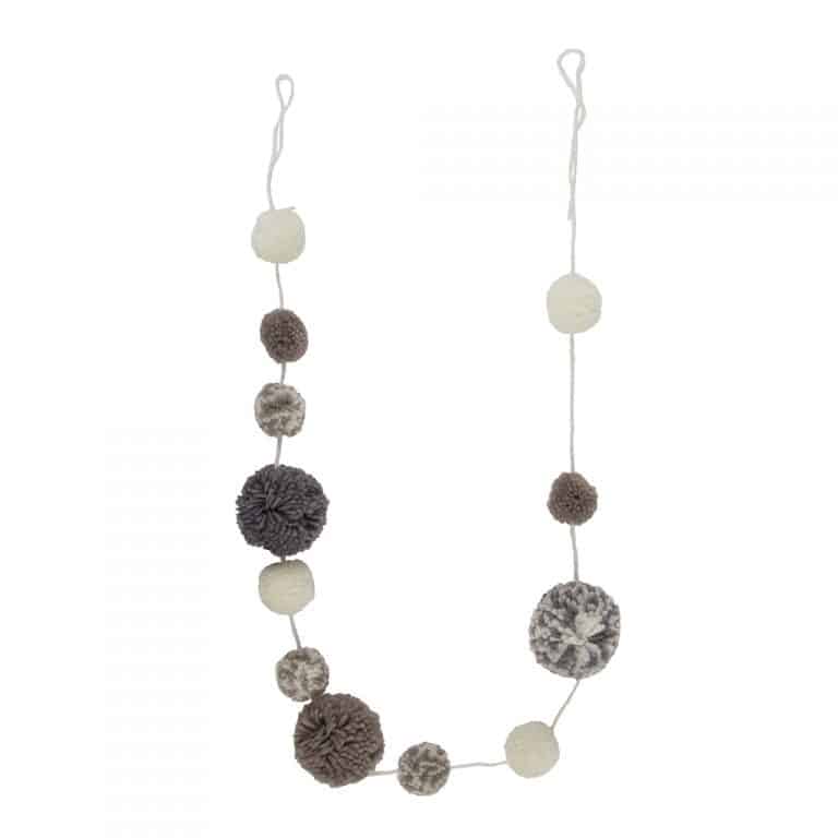 sass-and-belle_guirlande-pompons