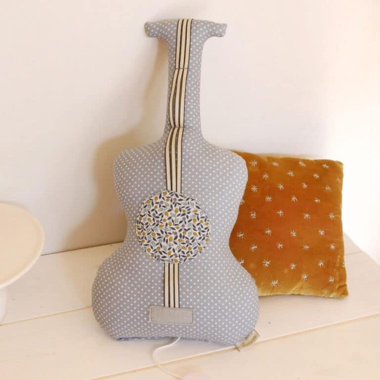 Une guitare musicale de chez barnabé aime le café