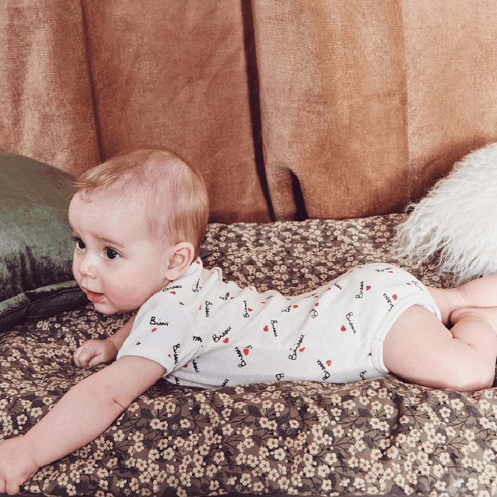 bébé allongé avec le boby print Mathilde Cabanas