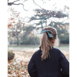 Barrette avec nœud menthe dans les cheveux