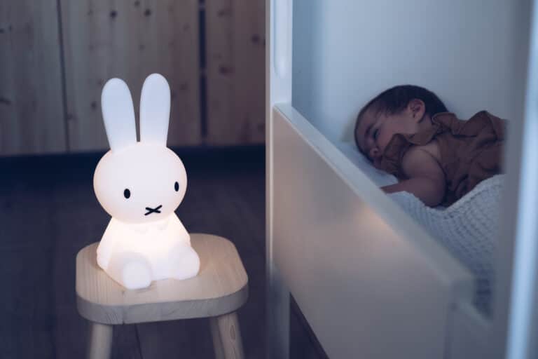 Veilleuse - First Light de Miffy, vue d'ambiance dans une chambre d'enfant