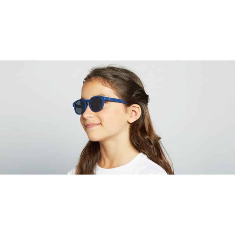 izipizi_lunettes-soleil-junior-c-bleu-marine4