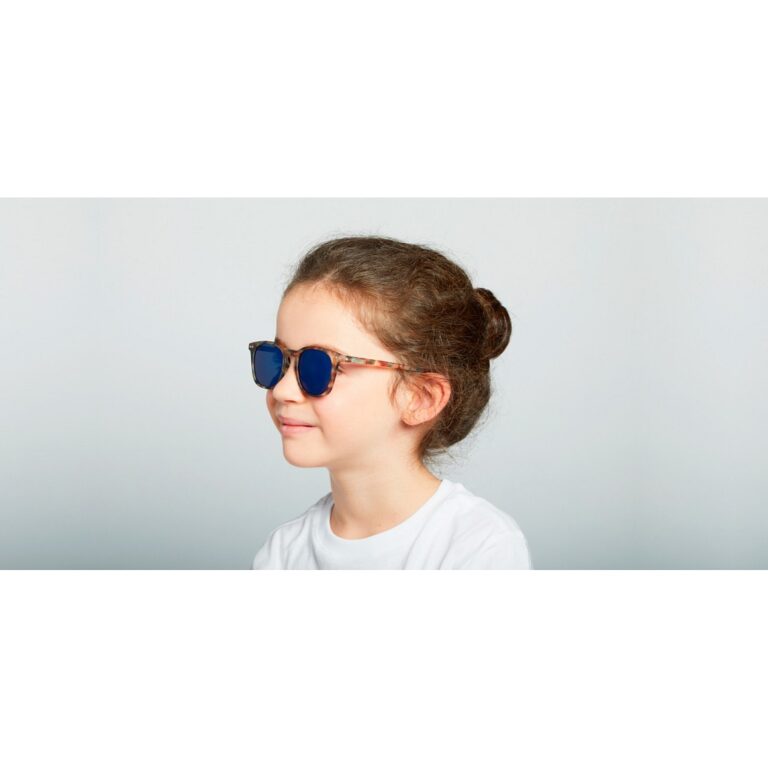 izipizi_lunettes-soleil-junior-e-ecailles-bleues-miroir-bleu3