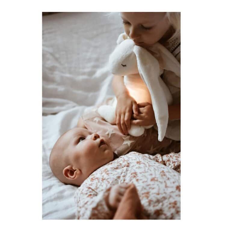 monnie ourson sable avec bébé endormi - Peluche Moonie l’ourson magique, veilleuse sensorielle avec sons apaisants et respiration simulée, parfaite en cadeau de naissance - peluche lumineuse, peluche aide dormir, peluche bruits blanc, doudou lumineux, doudou peluche, doudou Noël 2025