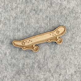 Une broche en bois skate