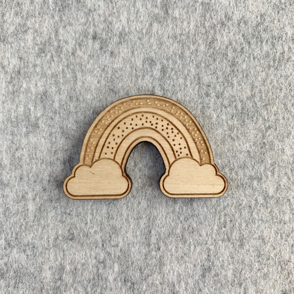 Un pin's arc-en-ciel en bois