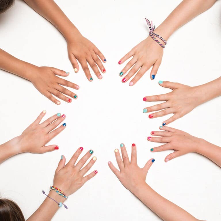 un vernis vert nacré "paon" Rosajou, ambiance