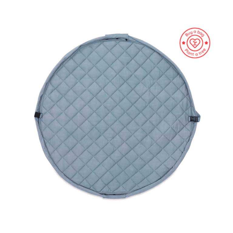 un tapis d'éveil en coton biologique bleu, vue de face sur fond blanc