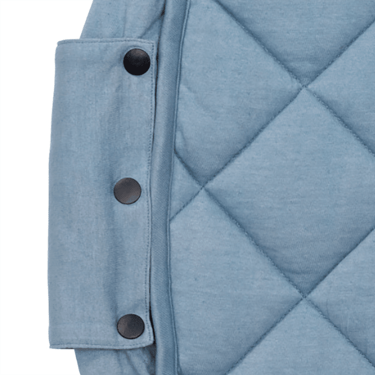 un tapis d'éveil en coton biologique bleu, vue de face sur fond blanc