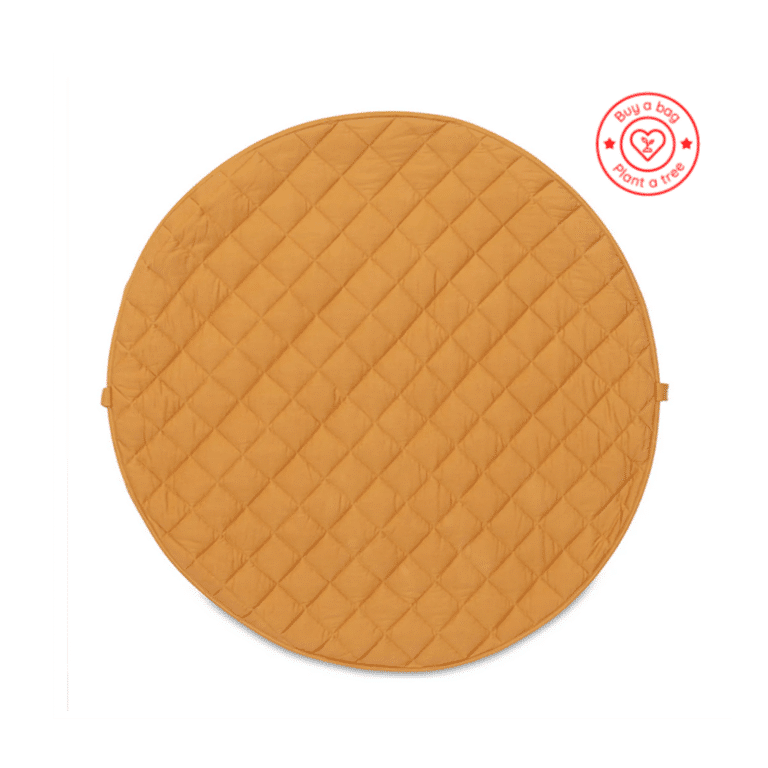 un tapis d'éveil jaune moutarde play and go, vue de face sur fond blanc