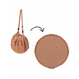 un play and go marron fauve, vue de face sur fond blanc