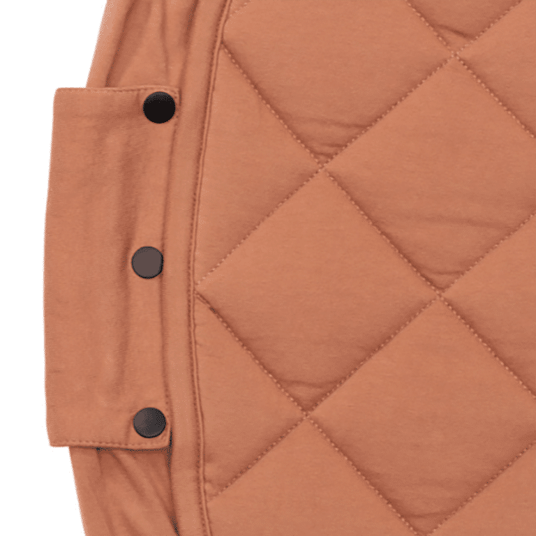 un play and go marron fauve, zoom sur l'attache sur fond blanc