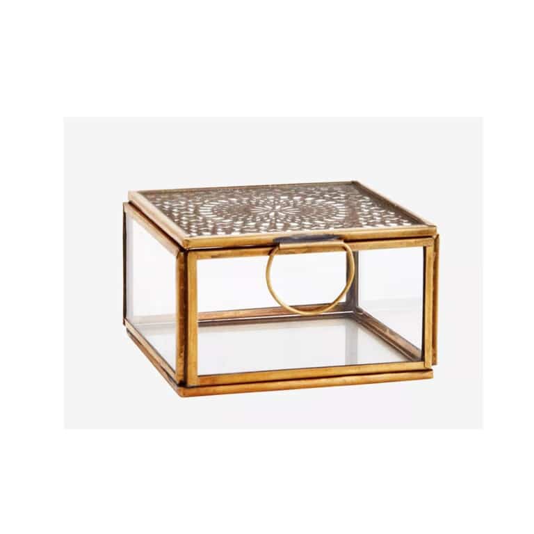 madame-stoltz_boîte-en-verre-avec-décorations