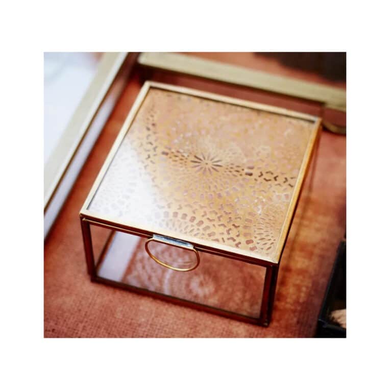 madame-stoltz_boîte-en-verre-avec-décorations2