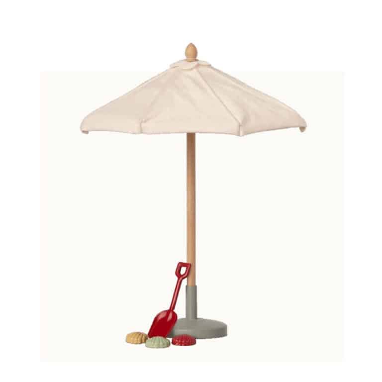Avec ce grand parasol, vos souris Maileg seront à l'abris du soleil. Elles pourront se reposer à l'ombre !