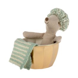 souris grande sœur dans son bain