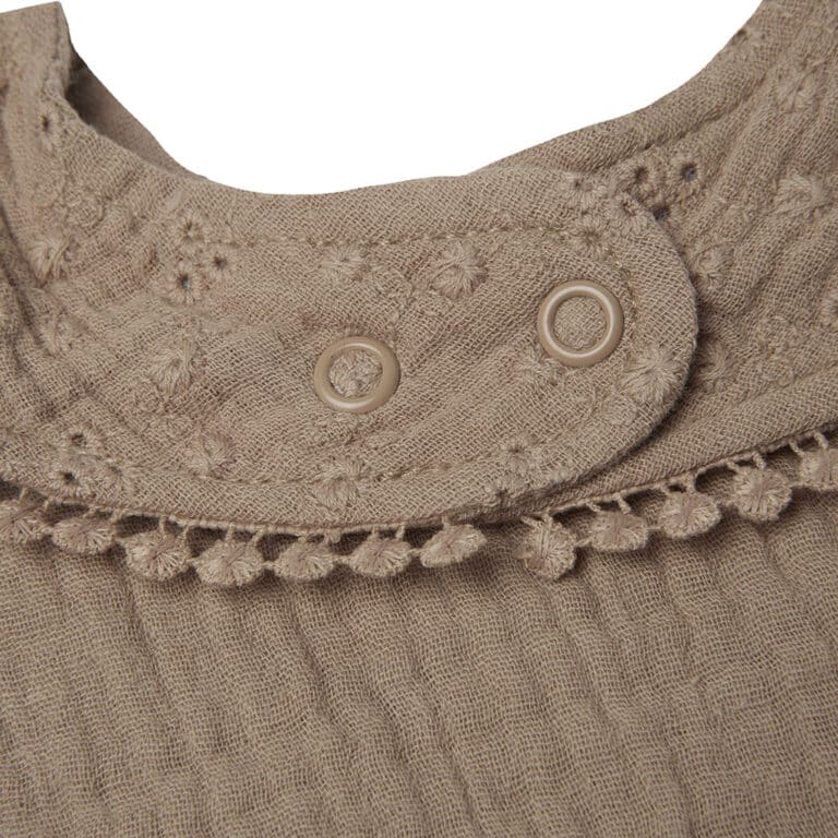 boutons pression sur bavoir brodé