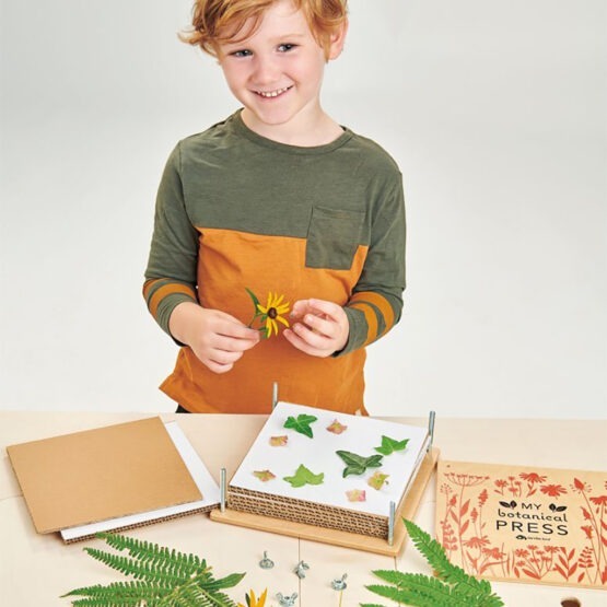 enfant réalisant sa presse botanique