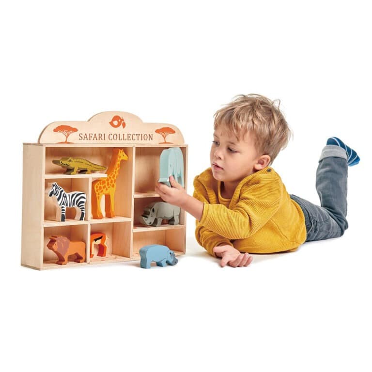 enfant avec animaux de la savane