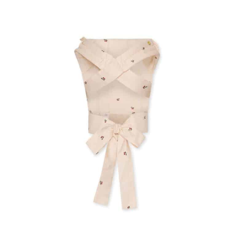 Un porte poupée avec des motifs cerises de la marque konges