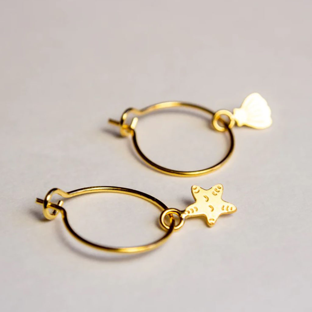 Un paire de boucles d'oreilles créoles coquillage et étoile de mer