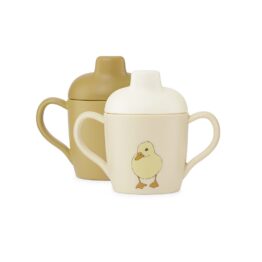 Un lot de tasses avec des anses et une tétine