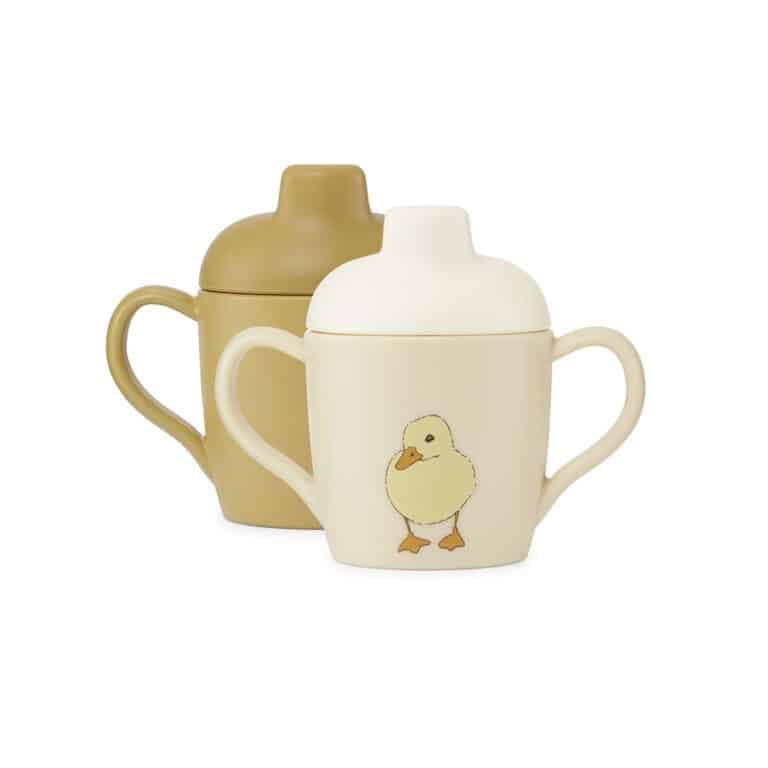 Un lot de tasses avec des anses et une tétine