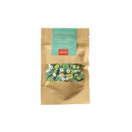 Un sachet de mélange de perles heishi et de breloques