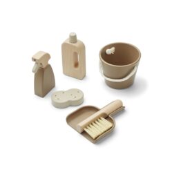 Un set de ménage en bois et silicone de la marque liewood