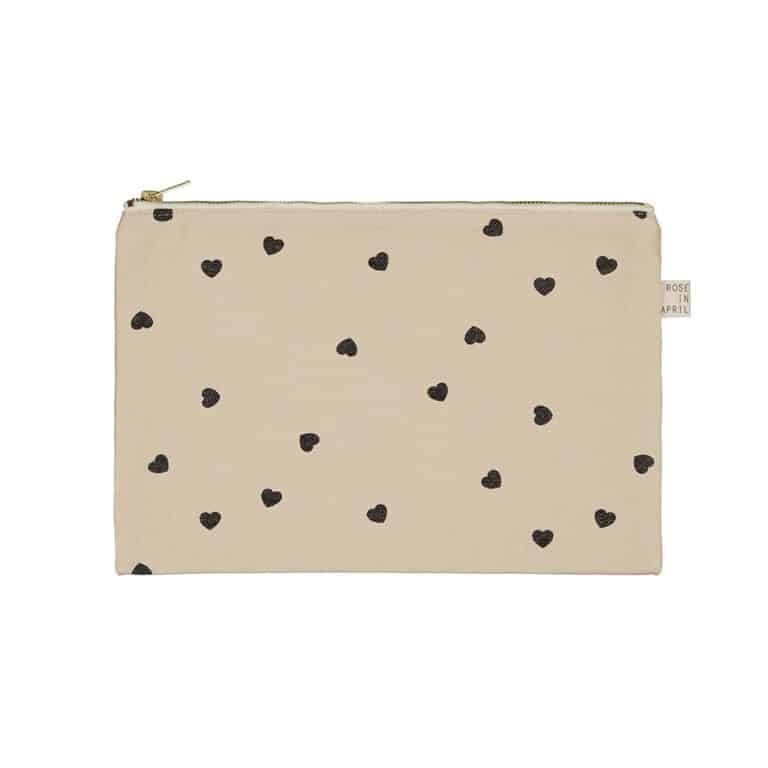 Une pochette de couleur sable de chez Rose In April