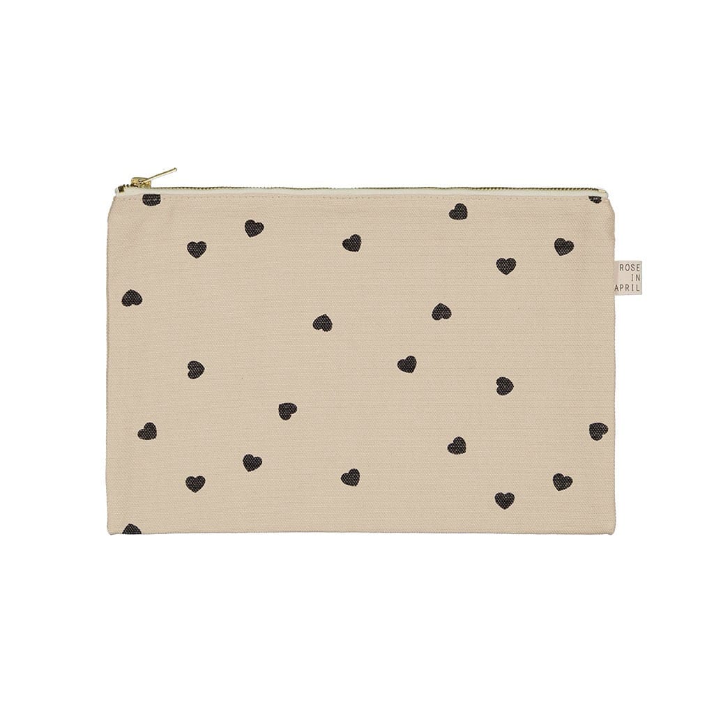 Une pochette de couleur sable de chez Rose In April