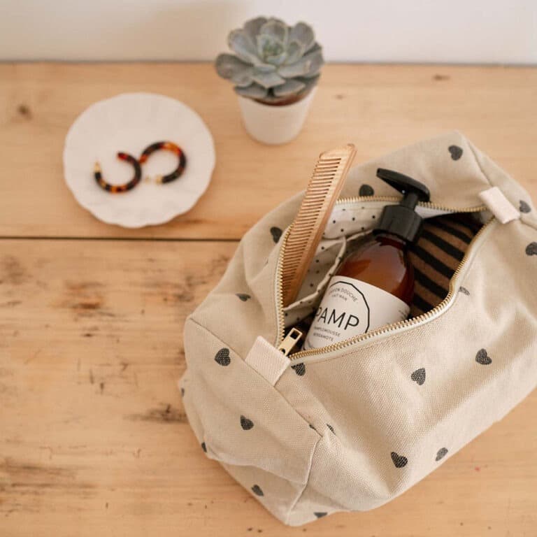 rose-in-april_trousse-de-toilette-vic-imprime-coeur-sable2