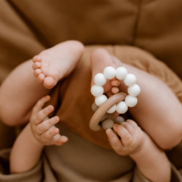 anneau de dentition sedna couleur argile zakuw photo avec bébé