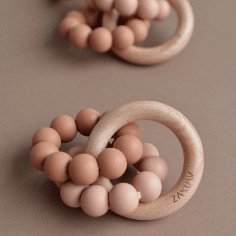 anneau de dentition sedna couleur automne sur fond marron