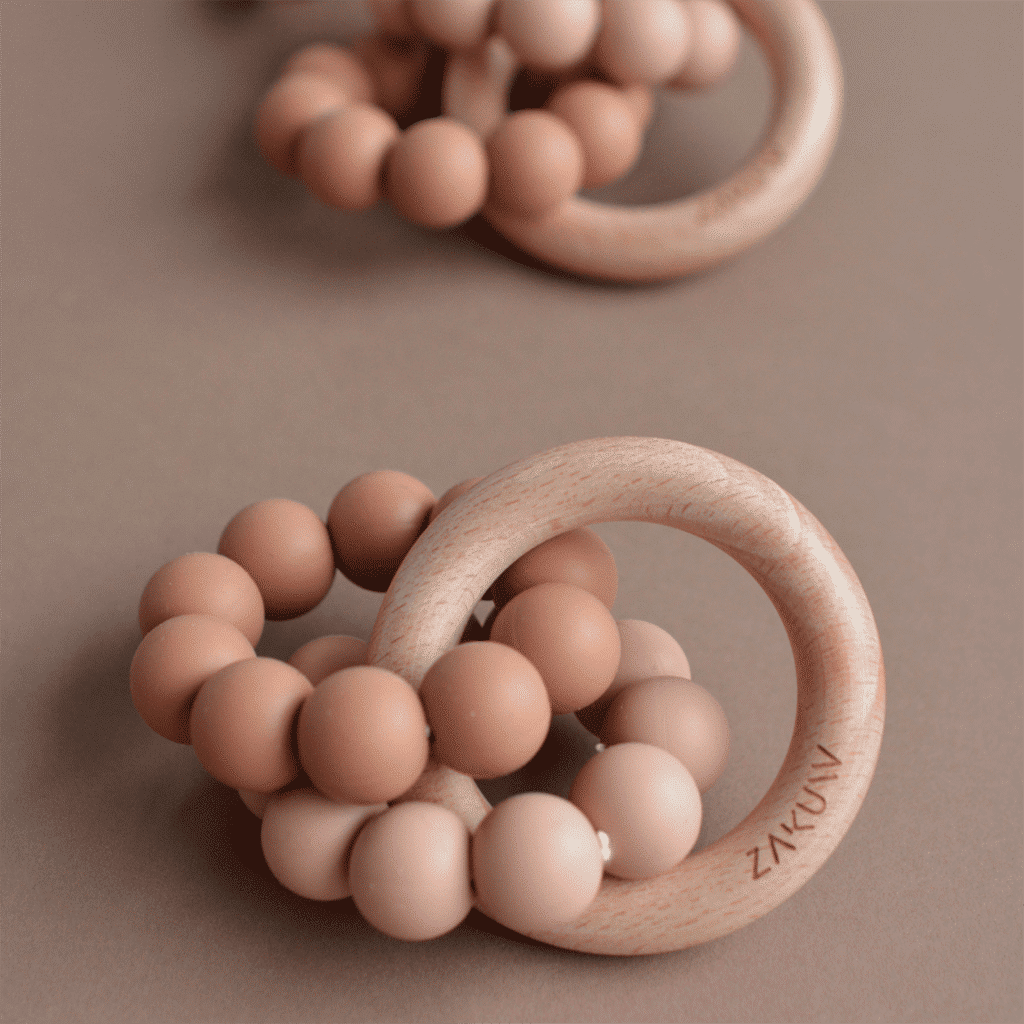 anneau de dentition sedna couleur automne sur fond marron