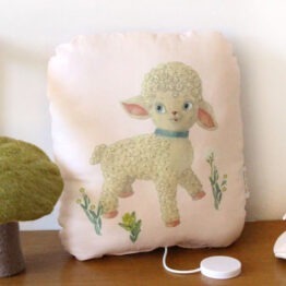 Un coussin musical avec un mouton