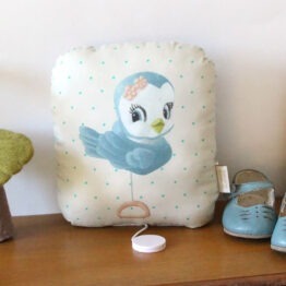 Un coussin musical avec un oiseau de barnabé aime le café