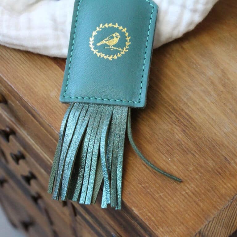 barnabé-aime-le-café_porte-clé-pompon-paon2